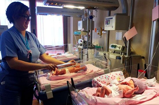 意大利普拉托一天迎来14名新生儿。