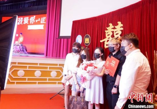 马来西亚年轻华人也爱“520” 天后宫现新人登记潮