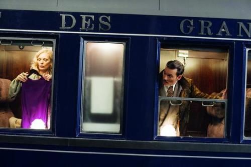 《东方快车谋杀案》剧照：米歇尔·菲佛饰演赫伯德夫人、约翰尼·德普饰演爱德华·雷切特。