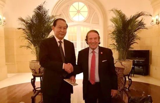 中国中小企业协会执行会长张竞强与圣马力诺前国家元首、联合国世界中小企业联盟主席泰伦齐会见时合影。