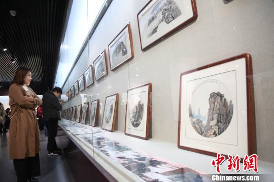 1月16日，百福（幅）百善（扇）惠百姓——汪天行扇面山水迎春画展在南昌美术馆举行。　姜涛　摄