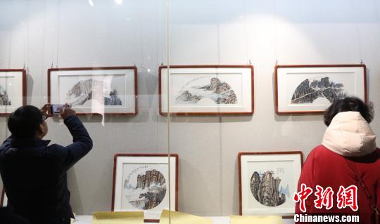 此次画展展出汪天行历时半年创作的百幅扇面山水题材作品。　姜涛