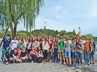 罗马国立住读学校学生来华参加夏令营活动，在北海公园合影留念