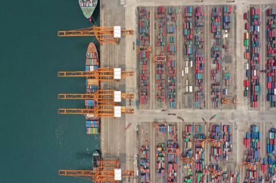 图为广西钦州保税港区码头(无人机拍摄)。新华社记者