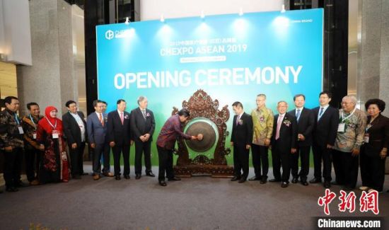　　11月27日，由中国商务部主办的第二届中国医疗健康(印尼)品牌展在雅加达国际展览中心开幕。图为印尼总统顾问Agum